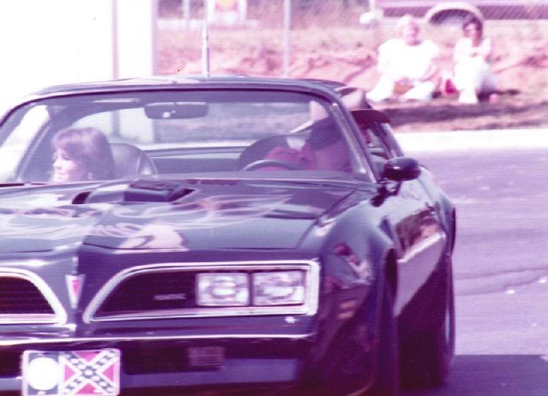 Smokey and the Bandit movie behind the scenes - Burt Reynolds and Sally Field in the Trans Am.